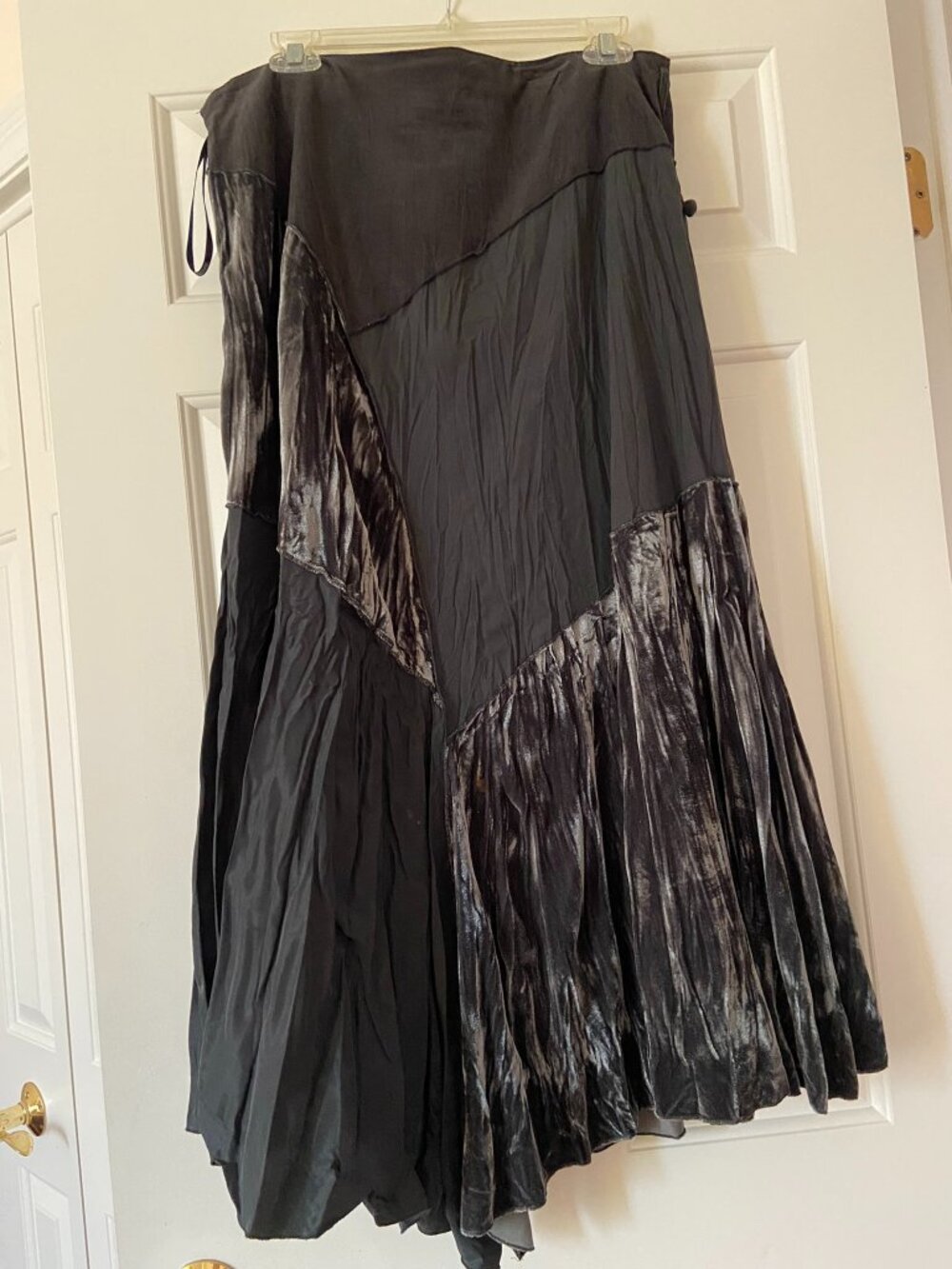 The Linea Domeni Gray Skirt in midi length with a size 12 is a stylish and versa